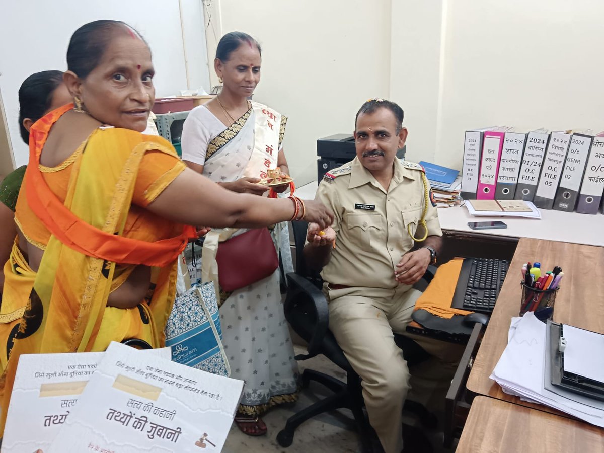 OjasAtman's tweet photo. @KanpurAshramUp Beautiful rakhi celebration with our #BrothersInUniform https://t.co/6bHJVIOKSd