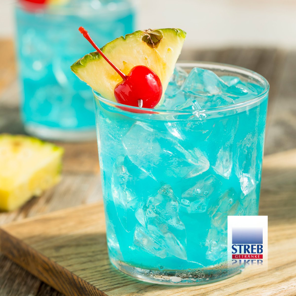 Virgin Swimming Pool

Diese alkoholfreie Variante ist eine erfrischende Alternative zum traditionellen Swimming Pool.😊

🍹 15 cl Ananassaft
🍹 2 cl Sahne
🍹 4 cl Kokosmilch
🍹 4 cl Blue Curacao-Sirup
🍹 Crushed Ice
🍹 Ananas als Deko

Streb – Wir leben Getränke.

#cocktail