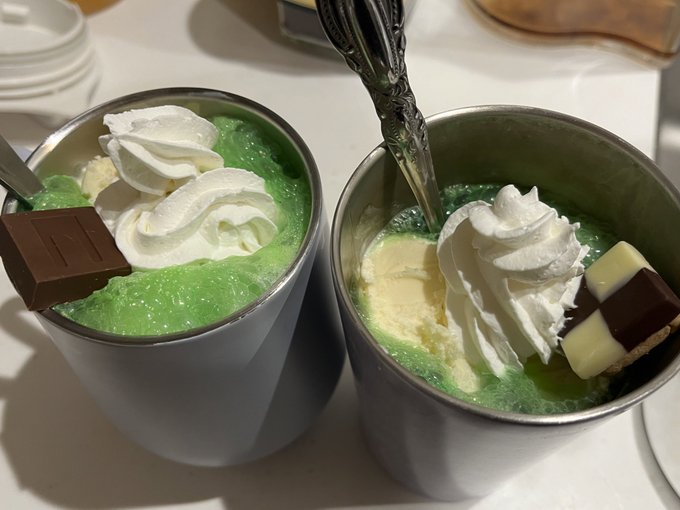 ここ最近は毎晩メロンソーダフロート作って食べてるんだけど本当に美味しすぎてやめられない😌✨ 