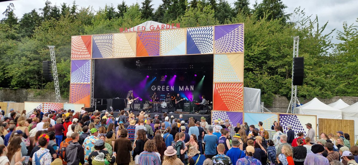 Raising the Roof!
Great to be back <a href="/GreenManFest/">Green Man</a> with our @MilosSystems MR2 stage in their Walled Garden arena! 

enlx.co.uk/product/hire/r…