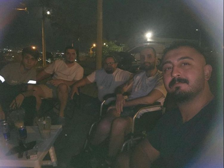 Sosyal medyada dışarı çıkmak istediğini belirten engelli bireyin isteği, paylaşımı gören gençler tarafından gerçekleştirildi.