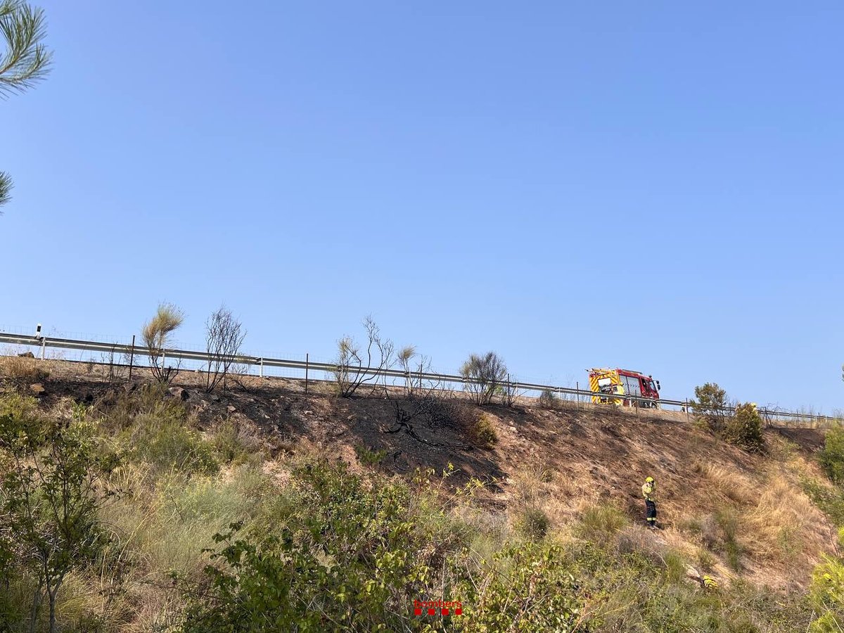 Hem extingit un foc que ha cremat parcialment una motocicleta i que ha avançat cap al voral a l'A-2 al pk. 553 a Òdena (avís 15.37 h <a href="/112/">112</a>). 

🚒5 

#bomberscat