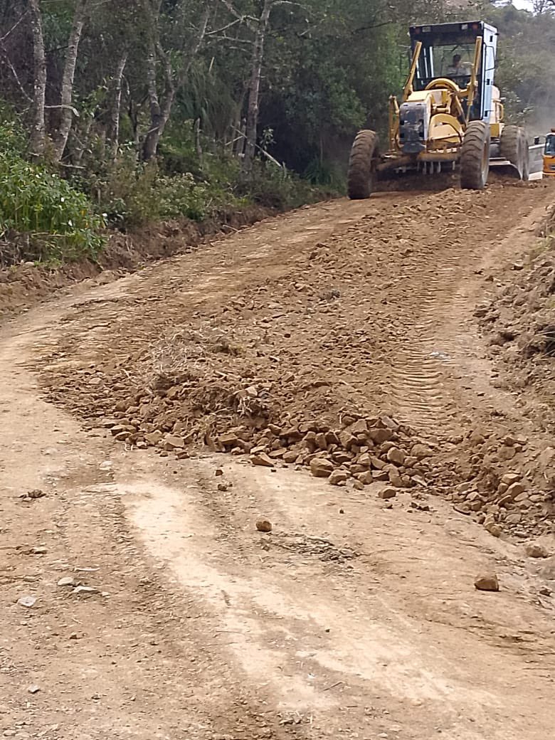 prefecturaloja's tweet photo. 🚧 Realizamos trabajos de mantenimiento en la vía #Chuquiribamba-#Gualel.
⚠️ Conducir con precaución.
#SabemosTrabajar 🚜 https://t.co/amKTLvBGhX