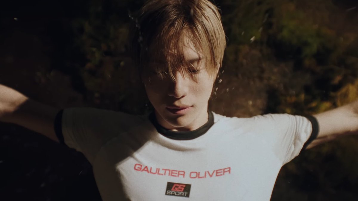 PopBase's tweet photo. SHINee's Taemin in the music video to ‘Sexy In The Air.’ https://t.co/zEuS75nK2f