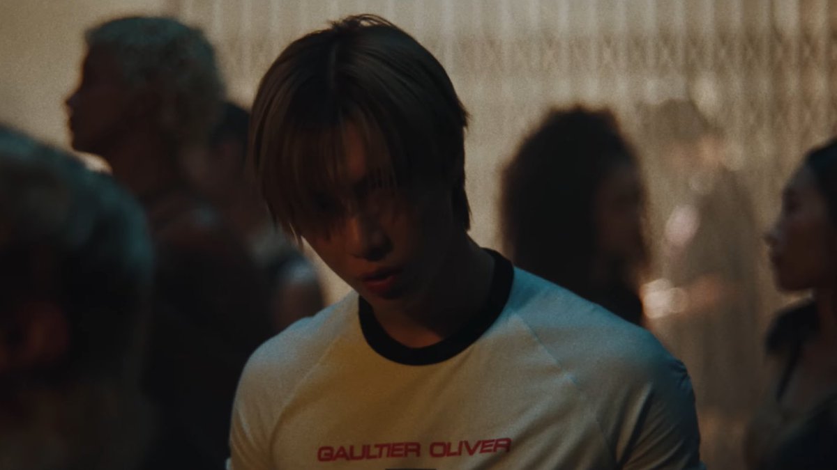 PopBase's tweet photo. SHINee's Taemin in the music video to ‘Sexy In The Air.’ https://t.co/zEuS75nK2f
