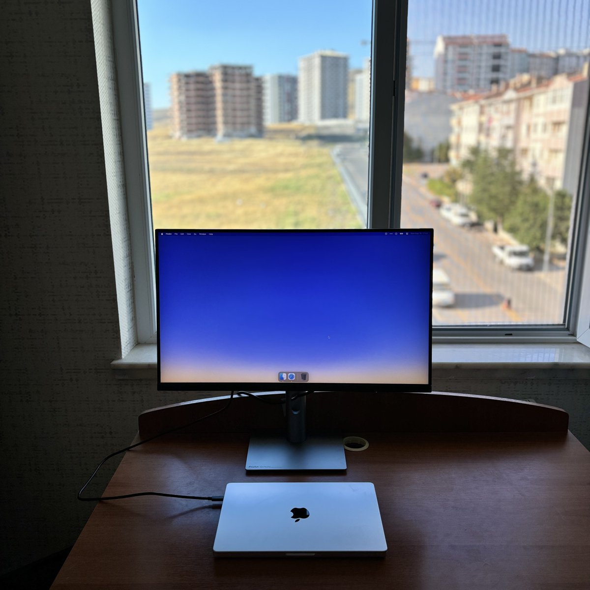 heyeneseray's tweet image. MacBook için en iyi monitörü buldum. Asus ProArt serisi. USB C üzerinden, tek kabloyla, hem görüntü aktarıyor hem de bilgisayarı şarj ediyor. Ekran kalitesi de MacBook&apos;u asla aratmıyor. Yatırım tavsiyesidir.