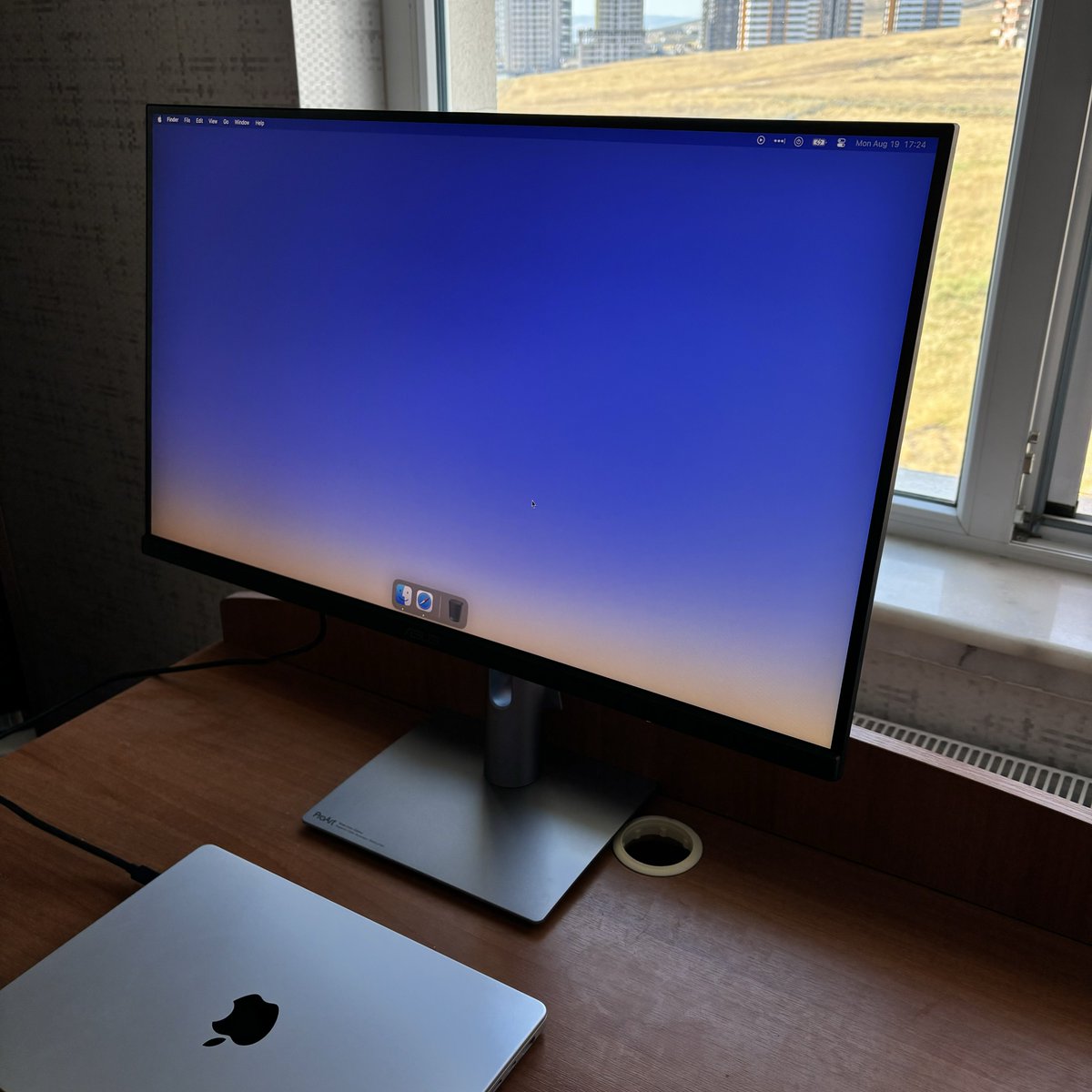 heyeneseray's tweet image. MacBook için en iyi monitörü buldum. Asus ProArt serisi. USB C üzerinden, tek kabloyla, hem görüntü aktarıyor hem de bilgisayarı şarj ediyor. Ekran kalitesi de MacBook&apos;u asla aratmıyor. Yatırım tavsiyesidir.