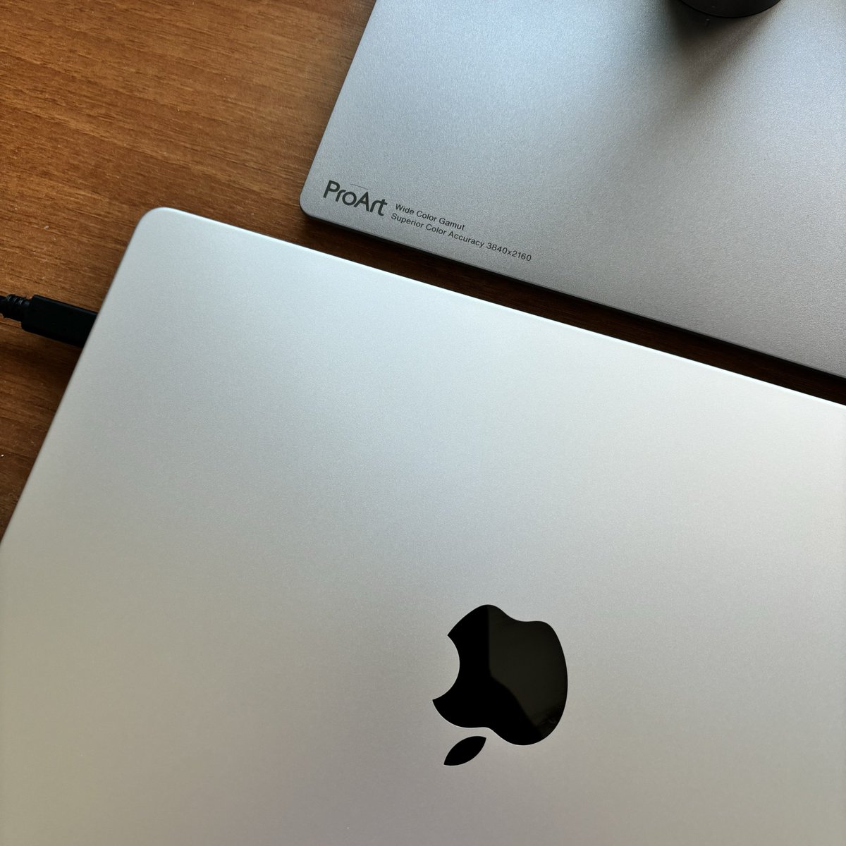 heyeneseray's tweet image. MacBook için en iyi monitörü buldum. Asus ProArt serisi. USB C üzerinden, tek kabloyla, hem görüntü aktarıyor hem de bilgisayarı şarj ediyor. Ekran kalitesi de MacBook&apos;u asla aratmıyor. Yatırım tavsiyesidir.