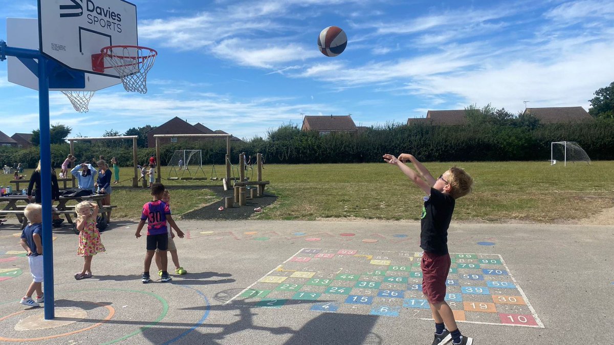 ActiveEssex's tweet image. Last week we welcomed friends from the @GetSetCommunity #PathtoParis programme to one of our @EssexActivAte clubs.

Our guests were able to experience how one of our #HAF2024 has embraced the #PathtoParis programme and the @Paris2024 Olympics throughout the summer holidays.