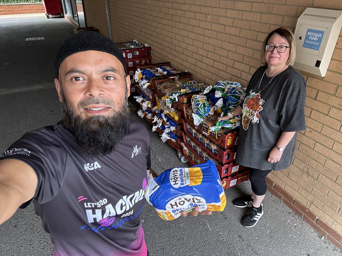 emdad70's tweet image. The #BreadRun with @hovisbakery @lbbdcouncil @barkingmosque

Through this important outreach programme we are able to serve #homeless people and rough sleepers.

We regularly visit @hlpcharity which provides many services to men and women who are homeless.

#thewanderinglondoner