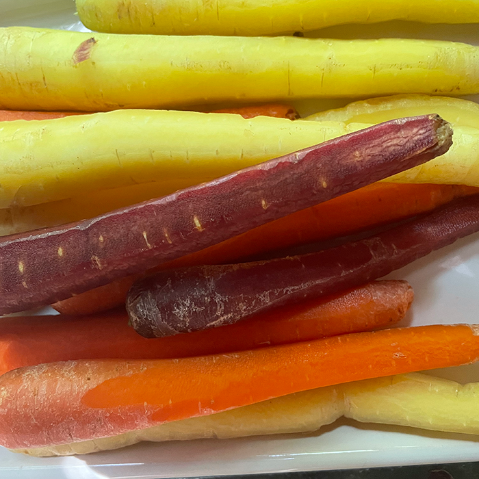TheCooksCook's tweet photo. Grab a carrot 🥕 (choose your color) Two chocolate glaze recipes plus an easy Brazilian Blender Cake-Bolo de Cenoura.
(Brazilian Cheese Bread—Pão de Queijo recipe too)
https://t.co/MxDZEdS2mg
#brigadeiro #brazilianbaking #carrotcake #dessert #easybake #fancycake https://t.co/MvzNU9IYMg