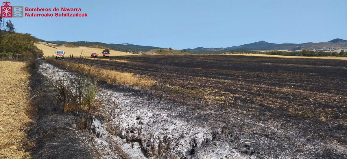 bomberos_na's tweet photo. Intervenimos la mañana del #lunes para extinguir un incendio de rastrojo en #Olza
#ParqueCordovilla
#BHIF
#Helicóptero
@Guardas_na
@NavarraGC https://t.co/fwL7hcVkV6