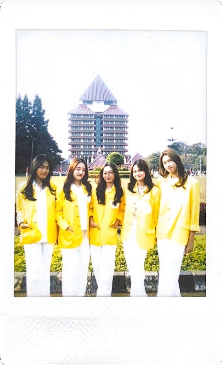 faastidious's tweet photo. Yellow suits me well 💛 https://t.co/A4qkB7ID1u
