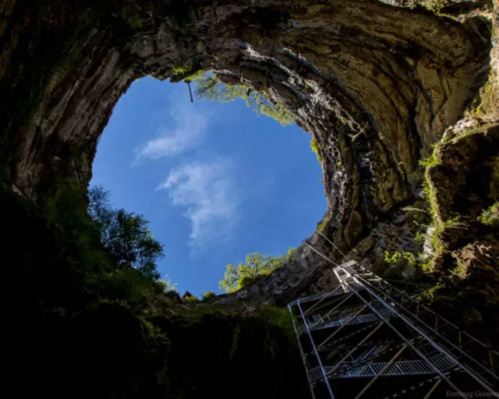 Ben je nog op vakantie in de Lot? Dan tippen wij een bezoek aan Le Gouffre de Padirac. Je ziet het niet zo 1,2,3 maar het is er echt wel! Daal af in dit 'gat in de grond' en verbaas je over wat je ziet. (foto E. Galois)
bit.ly/GouffrePadirac…