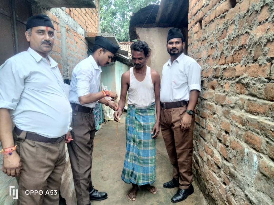 sr706070's tweet photo. Rashtriya Swayamsevak Sangh went to the society and tied the thread of protection. 🚩Rss🚩 
धर्मो रक्षति रक्षितः https://t.co/nz987X0hz4