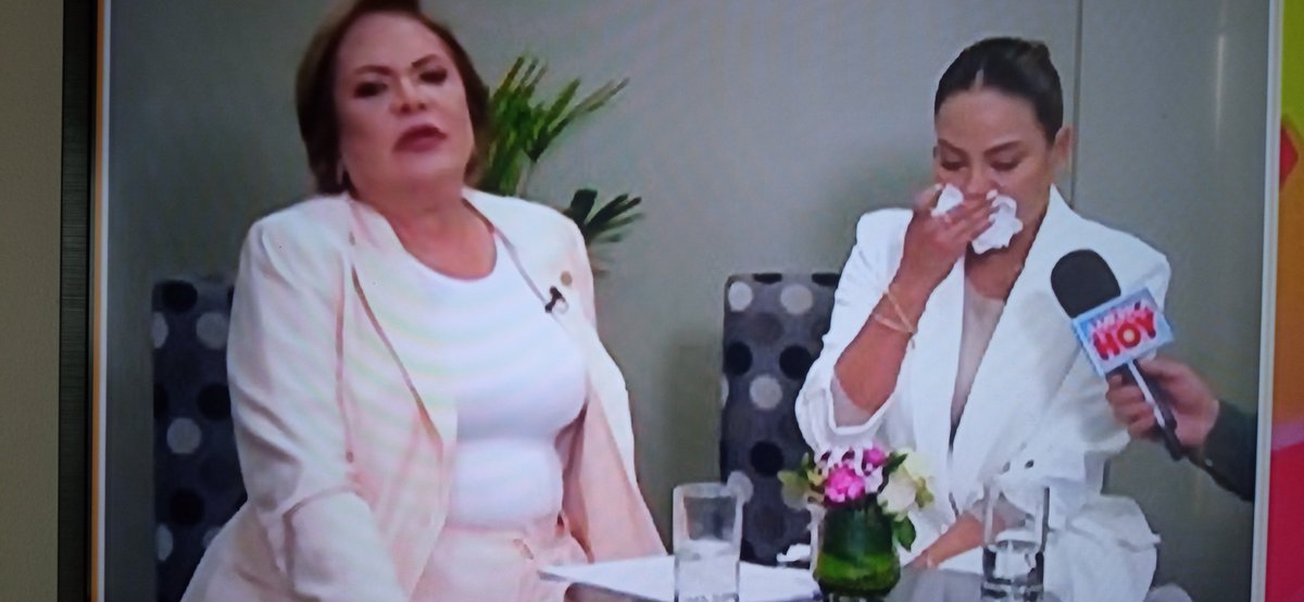 Angelina tweet media