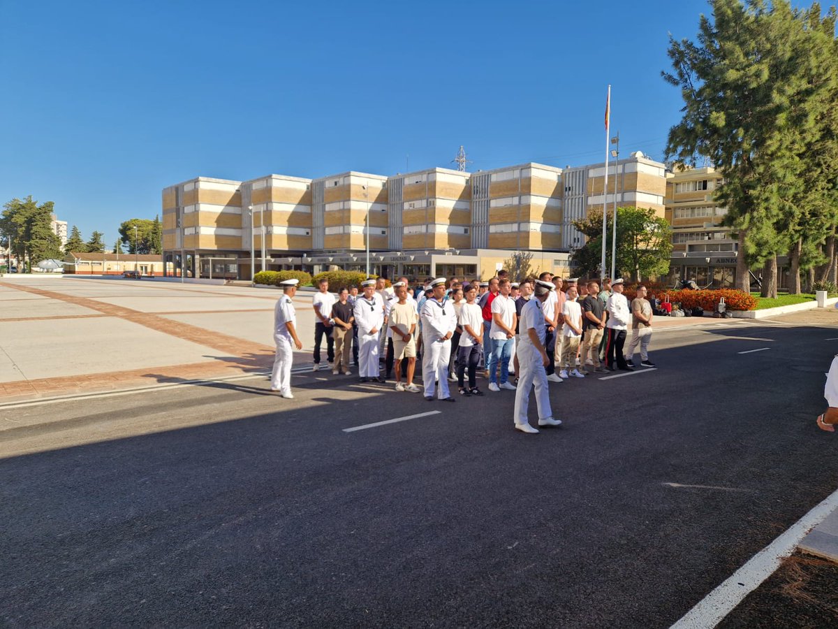 Armada_esp's tweet photo. Hoy 19 de agosto como cada año, 45 nuevos aspirantes a suboficial de acceso directo efectuaron su presentación en la #EscuelaDeSuboficiales. Tienen por delante 3 años de exigente formación que les preparará para su incorporación a las unidades de la Armada
¡Bienvenidos a bordo!⚓️ https://t.co/hjaCP3queg
