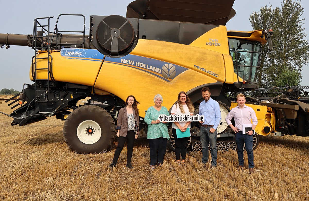 It was great to meet <a href="/CharlotteCane8/">Charlotte Cane MP🔶</a> on farm today. Lots to discuss, including rural crime, rising farm costs and food security, plus the chance to see the combine in action. Thanks to <a href="/fenboy01/">luke palmer</a> for hosting. #BackBritishFarming.