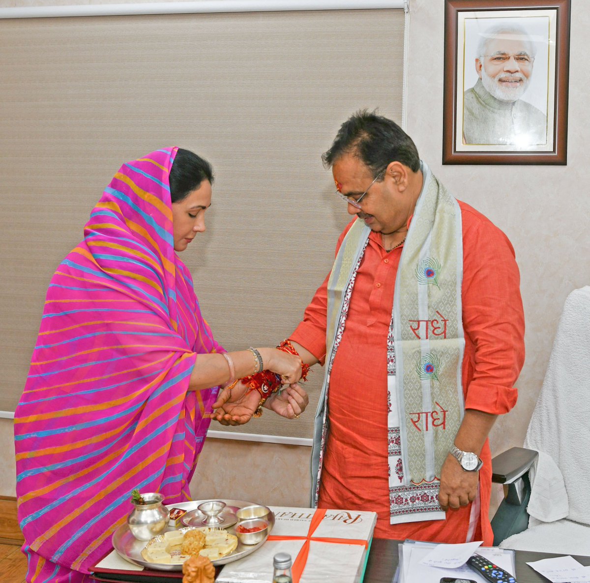 रक्षाबंधन,
प्रेम का बंधन,
विश्वास का बंधन।

आज रक्षाबंधन के पावन पर्व के अवसर पर मुख्यमंत्री आवास पर उप-मुख्यमंत्री श्रीमती <a href="/KumariDiya/">Diya Kumari</a> जी ने भाई- बहन के अगाध प्रेम का प्रतीक रक्षासूत्र बाँधकर शुभकामनाएँ प्रेषित की ।

#HappyRakshaBandhan
#रक्षाबंधन