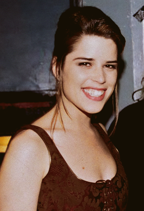 5idneyprescott's tweet photo. Neve Campbell attending the premiere of The Craft, 1996 https://t.co/2UvgDkJaew