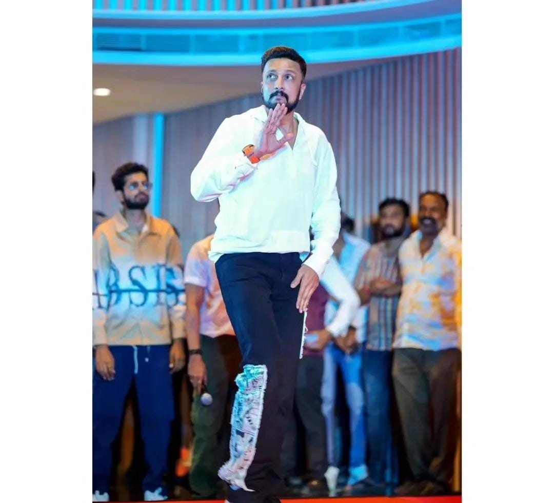 BKSFansClub's tweet photo. Yesterday's pics 🥰
@kichchasudeepa
@sanvisudeepofficial
#BFK4thAnniversary
#KicchaSudeep #MaxTheMovie
#BossOfSandalwood
#kicchasudeepa #CCL10 #karnatakabulldozers
#ArjunMahakshay
#BattleofBreaths
#KicchaSudeep #Sudeep
#KicchaBOSS #KichchaJr
#bleedforkichcha https://t.co/gae9hdD3yJ