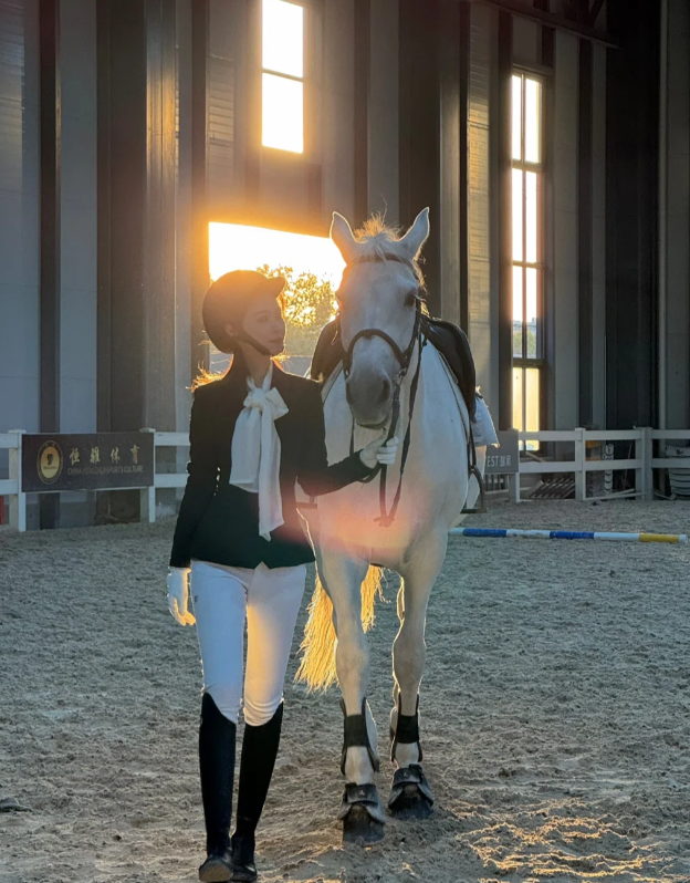 Girlishness and chivalry can belong to the same girl.
As long as you like it, you can still be innocent at the age of 80💕
Share a few words that the coach often says when riding:
"Don't look at your feet, look forward"
"Remember! The reins are in your own hands"