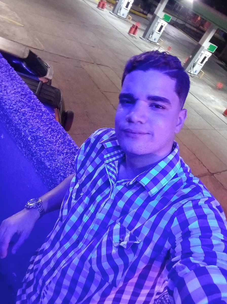 Wolf2002R's tweet photo. Ya estaba ebrioooo 😛 y quién me tenga conocerá ésta parte bellísimo! 😸 La pasé bien anoche, sólo se me perdieron 20$ en la disco pero normal DITA SEA! JAJAJA https://t.co/ZwVFirDIpY