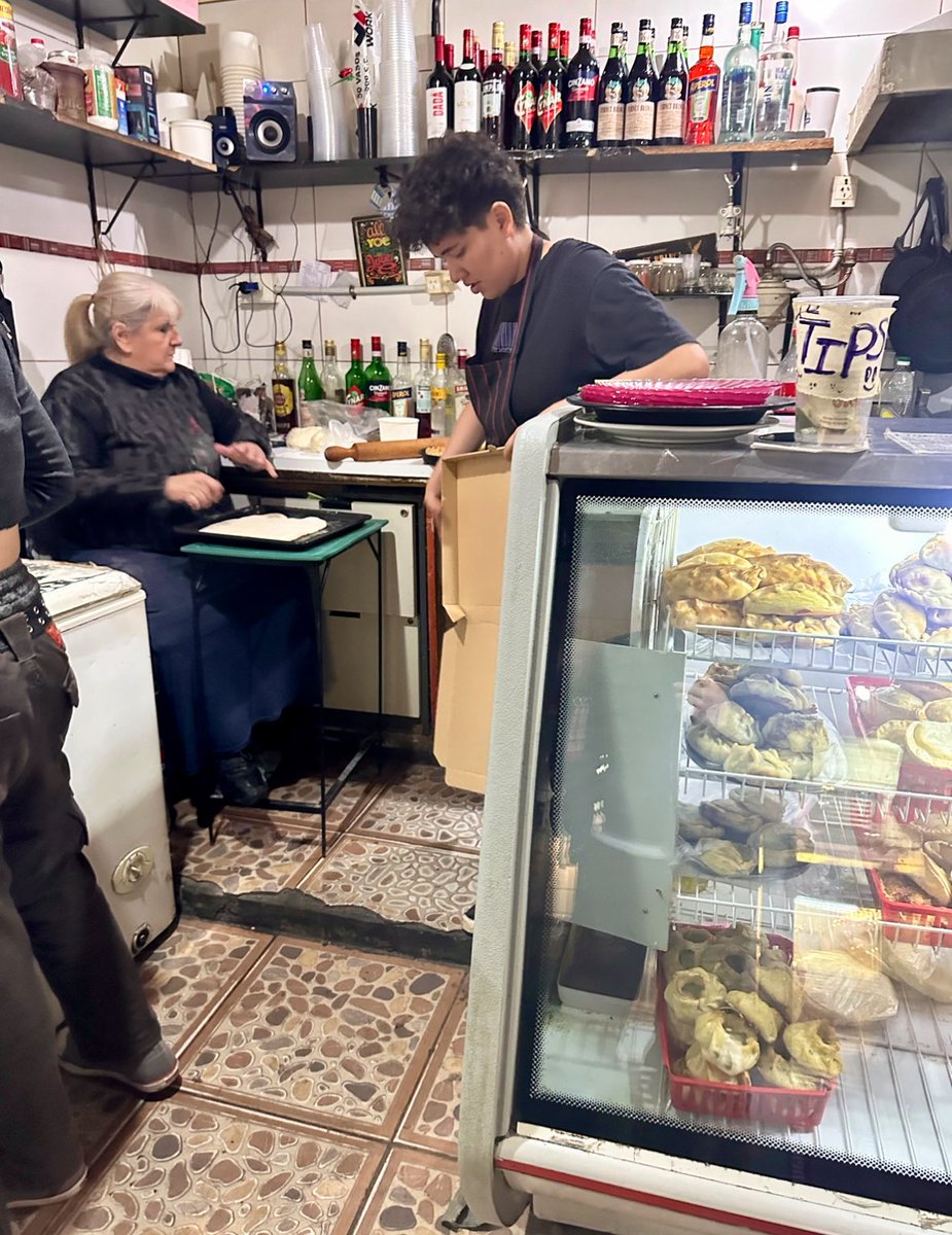 ¡Atención! Betty, la histórica vendedora de empanadas del mercado San Telmo, está en peligro de ser desalojada después de 43 años de laburar ahi. Es discapacitada y no tiene a donde ir, ¿le damos una mano? Abro hilo contando su historia