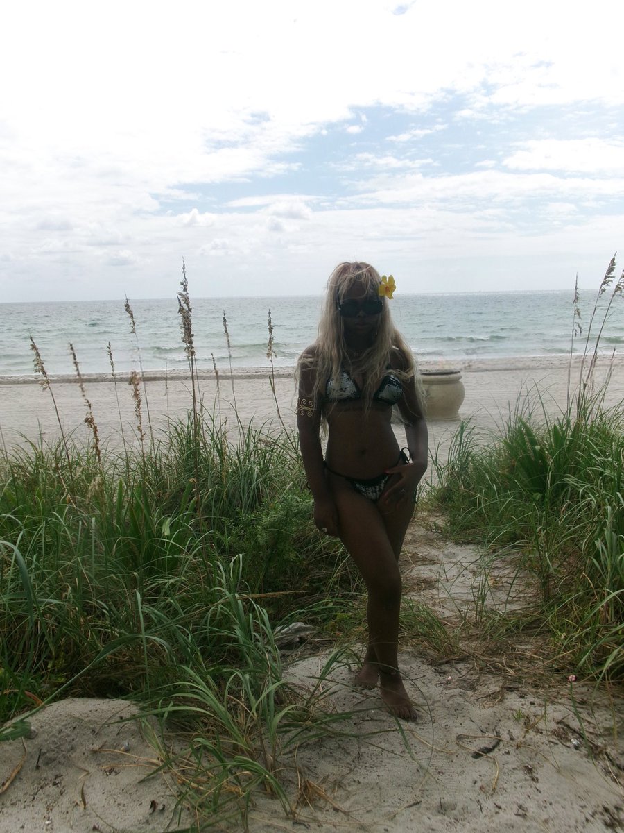 numba1starrr's tweet image. handmade bikini by me 🫶🏾 #out #now