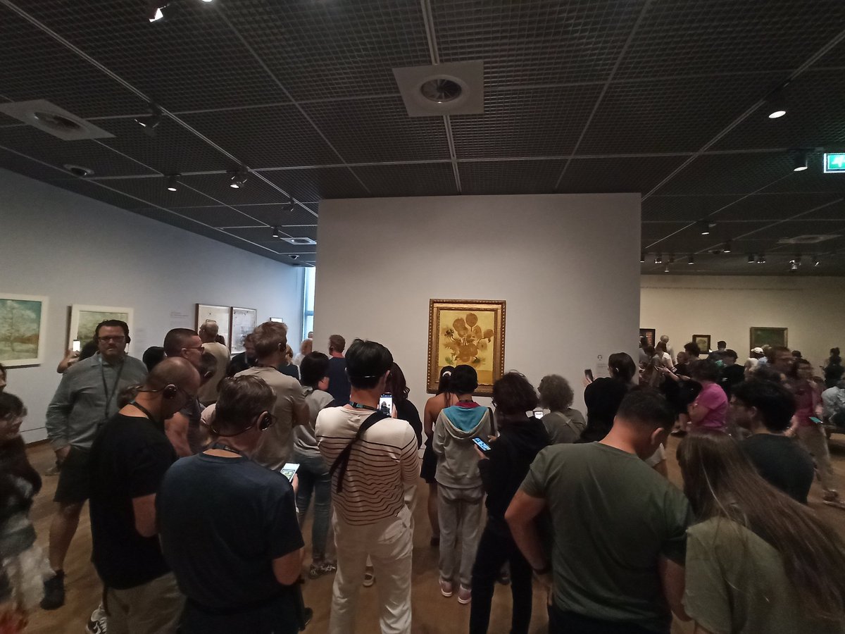Veneració?
Fetitxisme?
Democratització?
Individualisme coleccionista? 
Avui <a href="/vangoghmuseum/">Van Gogh Museum</a> no he pogut veure gira-sols però hi he entès en què consisteix la devaluació de l'art –o la seva condemna.