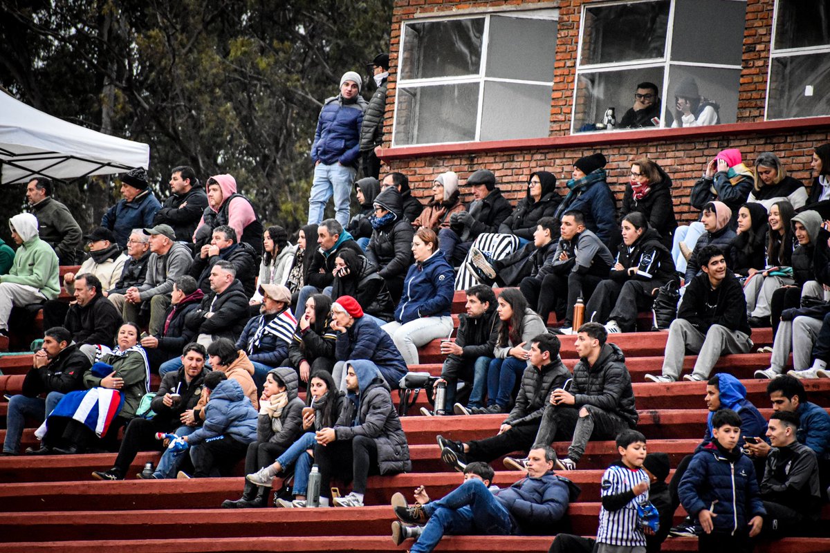 Ser hincha de Río Negro es una forma de vivir. Es un sentimiento de familia, amistad y pasión que se vio reflejado en el partido de ayer.

Qué lindo ver a la Familia Cebrita unida apoyando a Río Negro.

Vamo' Arriba la Rione

#CuadroQueridoSalú ⚪️⚫️