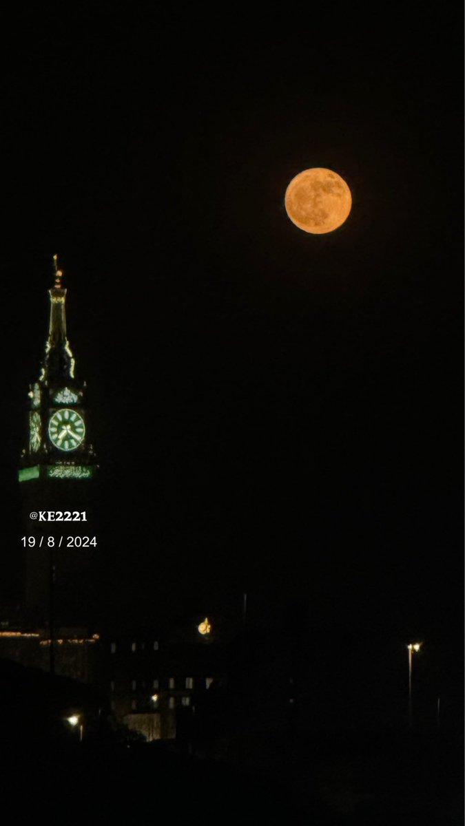 ke2221's tweet photo. قَمَرٌ تَفَــرَّدَ بالمَحاسِــــنِ كلِّها
فإليه يُنسَبُ كلُّ حُسْنٍ يُوصَفُ

#السري_الرفاء
#القمر_العملاق 
 #قمر_الليله
#تصويري
@ke2221 https://t.co/a2w79L4pJC
