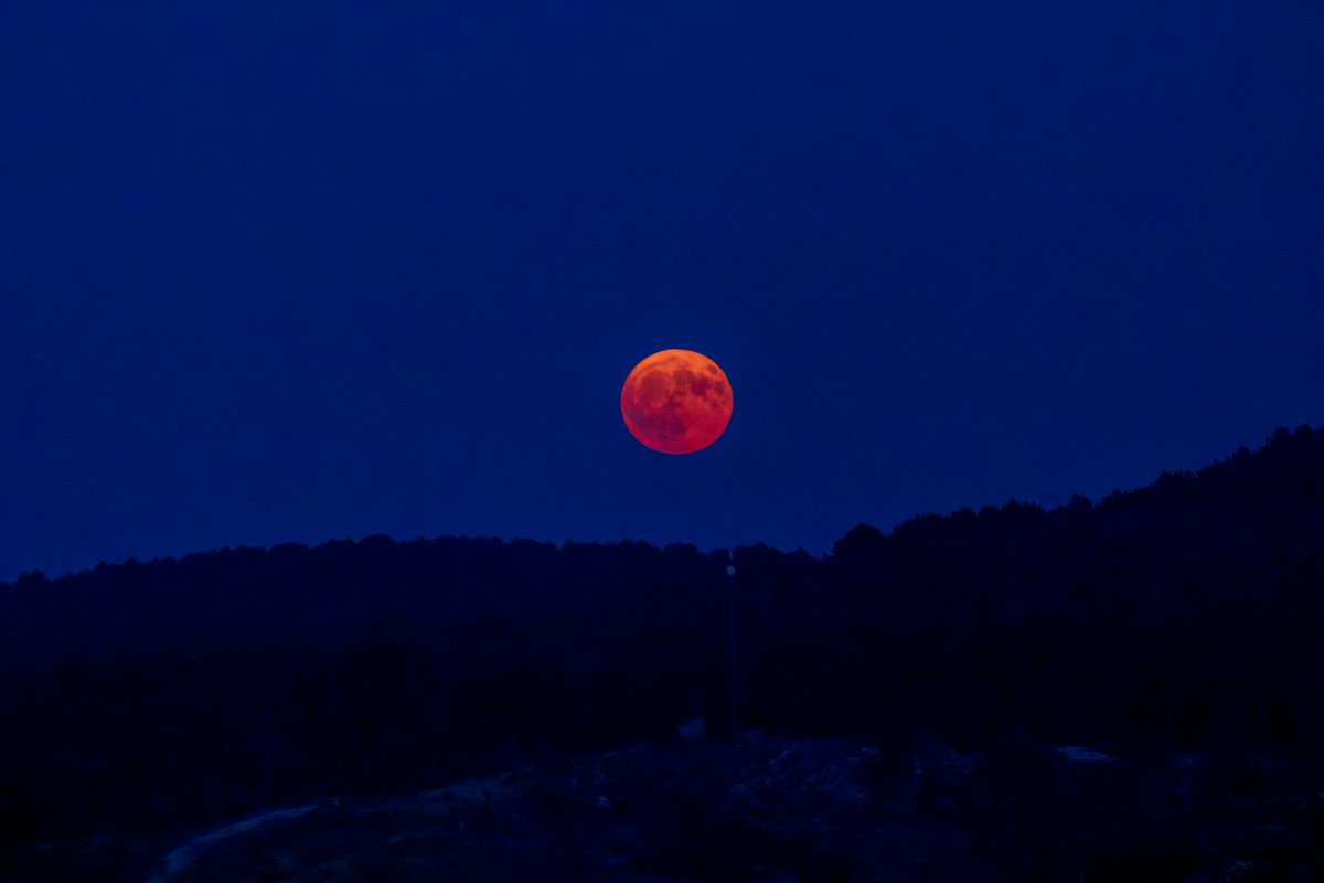 Salida de la luna desde Rabanera del Pinar (Burgos)