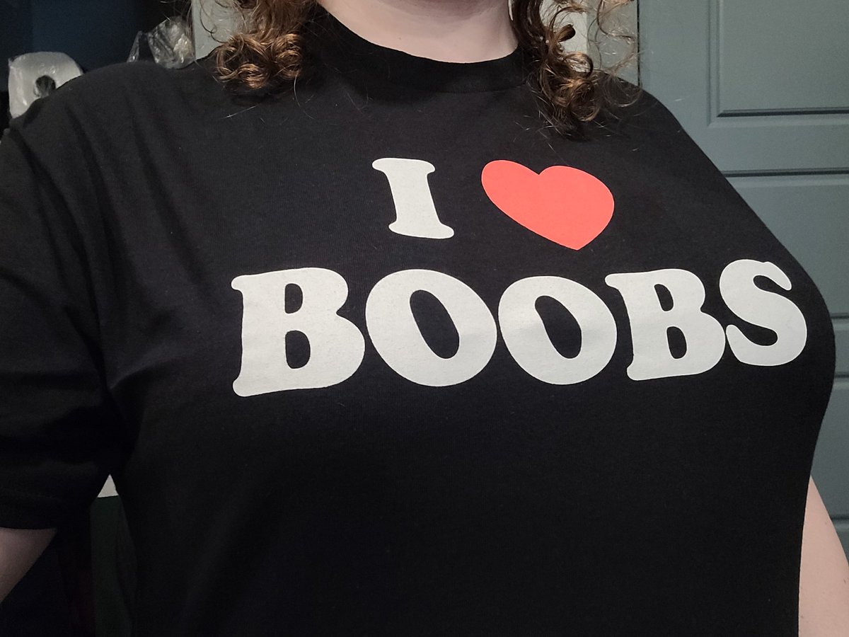 CarhinaShark's tweet photo. Can't tell; new shirt too on the nose~? https://t.co/jhiLXNGJGn