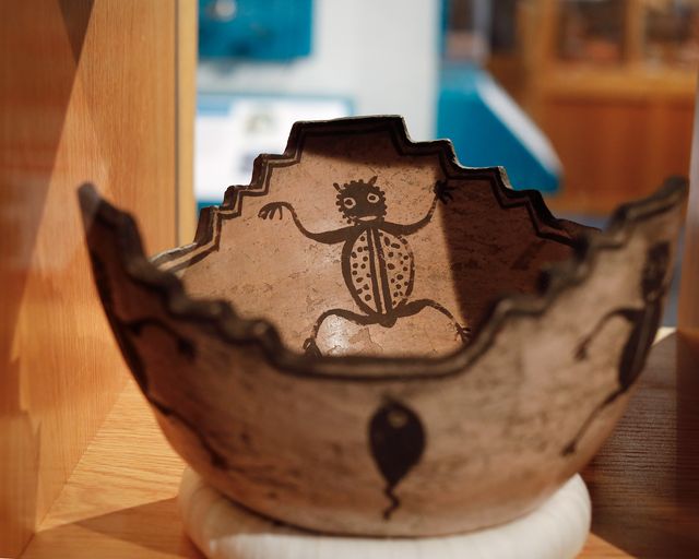 museumofnaz's tweet photo. This Zuni polychrome terraced bowl from the early 20th century features spotted frogs and tadpoles in the design. It appears with 150 prehistoric and contemporary ceramic vessels in our Babbitt Gallery. We're open daily 10 a.m. to 5 p.m.
#thingstodoinflagstaff #pottery #Zuni https://t.co/SnpXRgX7qZ