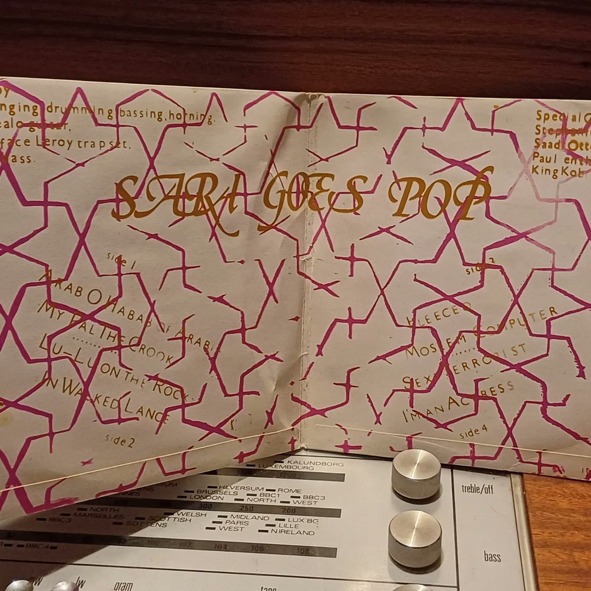 ChrisHuxley72's tweet image. When your lovely wife picks up a 7" single in a charity shop for £3 cause she liked the sleeve artwork &amp;amp; the coloured vinyl ,only for you to look it up on Discogs &amp;amp; discover it changes hands for 3 figures! #charityshopfind #saragoespop #vinylfind #cratedigging