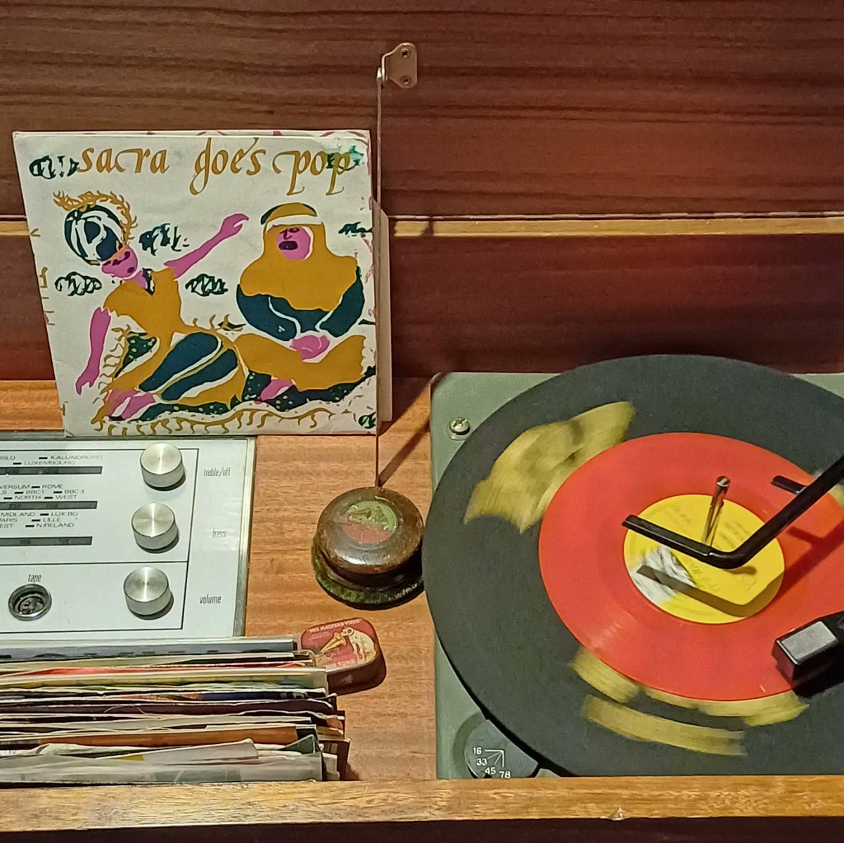 ChrisHuxley72's tweet image. When your lovely wife picks up a 7" single in a charity shop for £3 cause she liked the sleeve artwork &amp;amp; the coloured vinyl ,only for you to look it up on Discogs &amp;amp; discover it changes hands for 3 figures! #charityshopfind #saragoespop #vinylfind #cratedigging