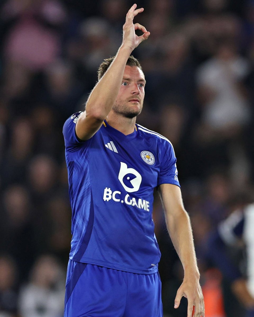 Footballtweet's tweet photo. Jamie Vardy telling the Tottenham fans, he'd won a Premier League title and they've won none. 😂😂 https://t.co/fhxG4KVvUR