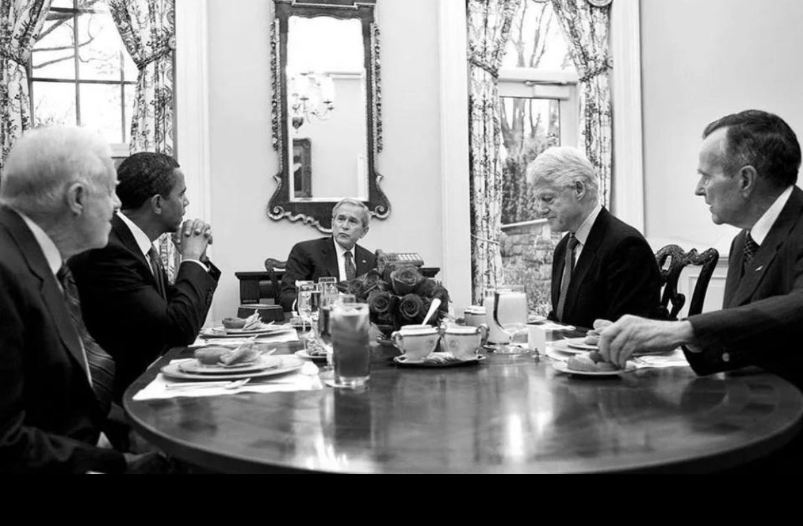 TheBushArchive's tweet image. In 2009, George W Bush Invited President Elect Barack Obama and All Living Former U.S Presidents For Lunch