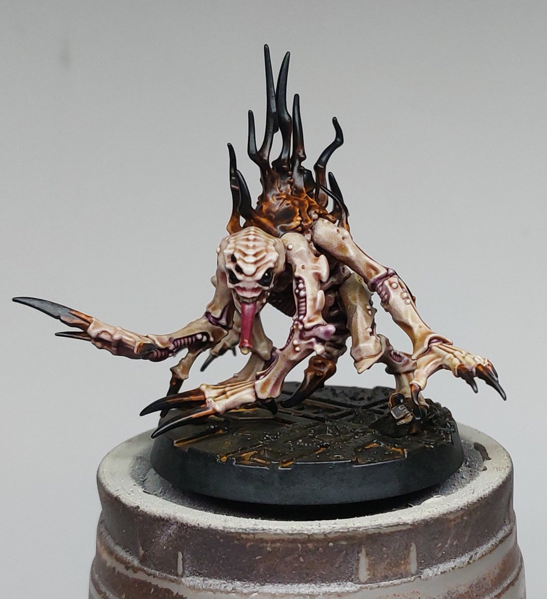 Malstrain Genestealers finished. Their bases will get some more rust effects this weekend, but I need to wait for my Dirty Down rust effects to arrive. I'll likely get the Tyramites done next as I am still thinking of Spyrer schemes #necromunda #warhammerpainting #warhammer40k