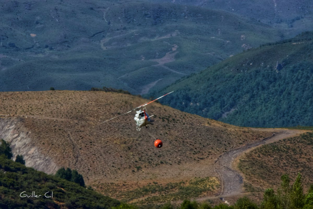 GuillerCil's tweet photo. El Bombardier CL 415 del @43grupo_ea y los Bell 412 #MZ5 y #MZ5B de la @BrifTineo @AT_Brif trabajando hoy, #19deagosto, en #IFVillablino #IIFF https://t.co/9A9Y9QCNe8