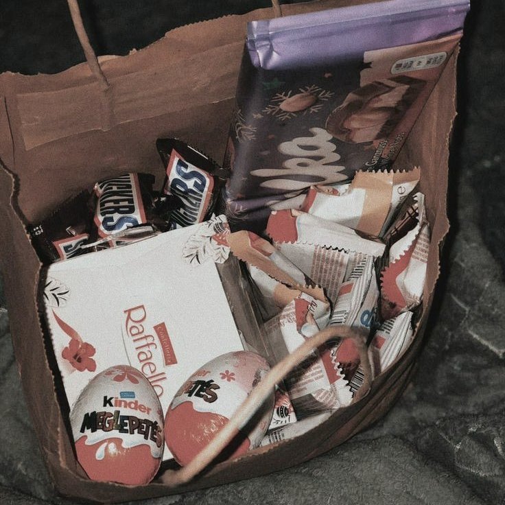 милая, сегодня весь день в делах и не получилось пойти в то место, куда хотел изначально. в качестве извинений тебе от меня небольшой презент и приглашение в другое, но не менее красивое место.