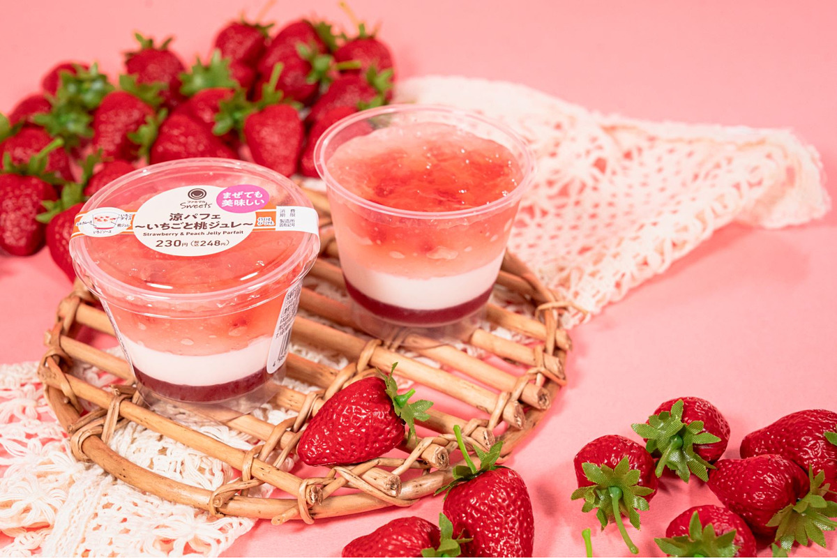 gourmetwatch's tweet image. ファミマ、暑い季節においしい「涼パフェ～いちごと桃ジュレ～」 gourmet.watch.impress.co.jp/docs/news/1616… #涼パフェ #ファミマルSweets #ファミリーマート