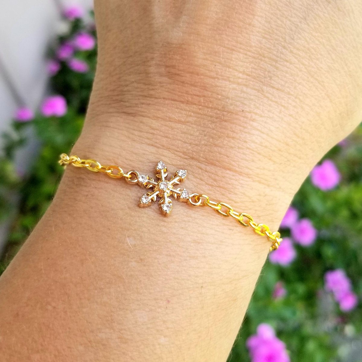 TrendingNowGift's tweet photo. Snowflake Bracelet, Gold Snowflake Bracelet, Winter Jewelry #snow #snowflake #snowflakejewelry #snowflakebracelet #winter #winterjewelry #winterbracelet #jewelry #bracelet #handmadebracelet #handmadegifts #giftforher #secretsanta #Etsy
https://t.co/3CDcr9kXC8 via @Etsy https://t.co/O0sDaumz8K