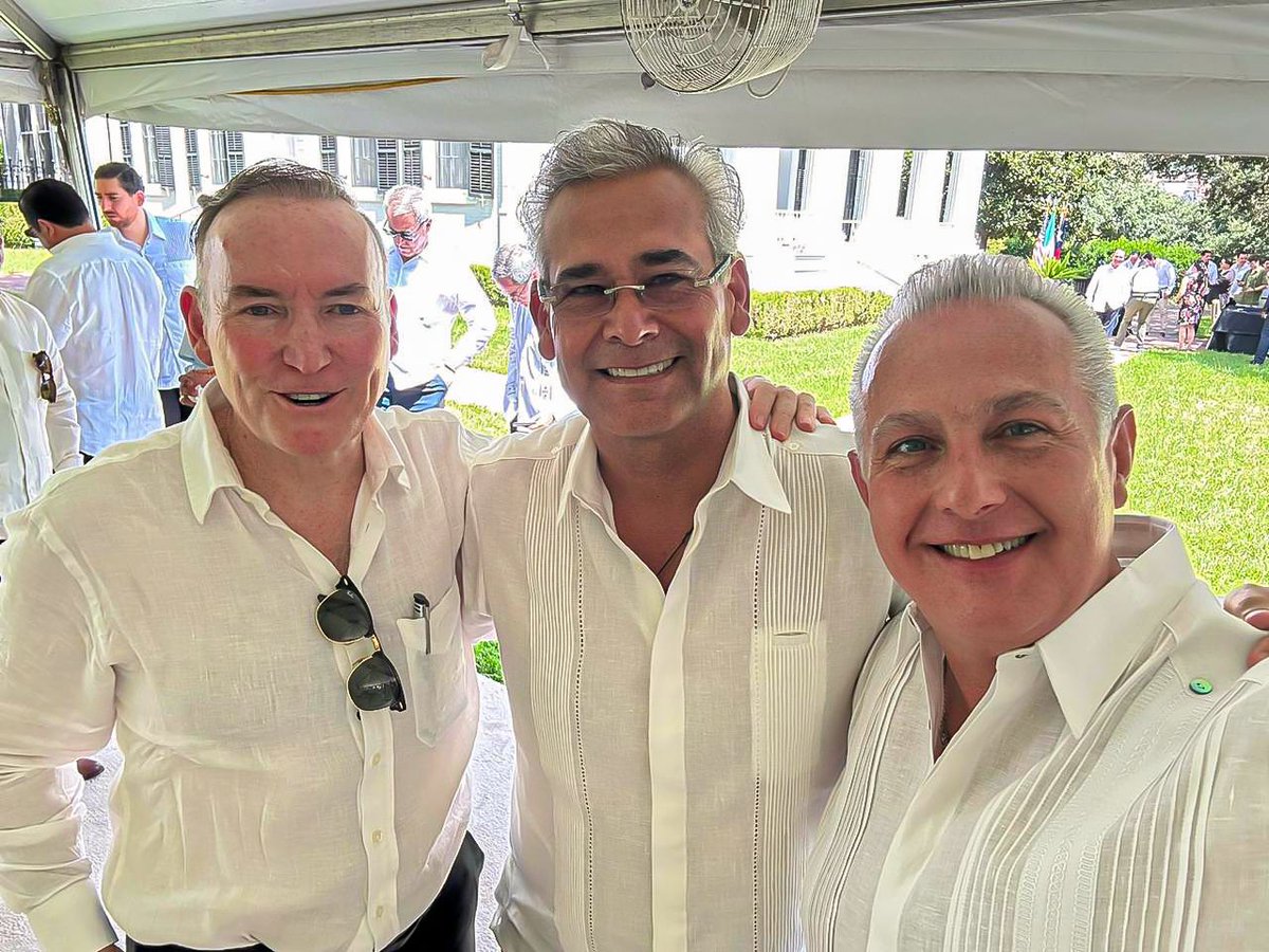 RomanCepeda's tweet photo. En el marco de la conmemoración del bicentenario de Coahuila y Texas, acompañé al gobernador @manolojim a un encuentro con el gobernador @GregAbbott_TX, con quien nos reunimos para fortalecer la relación y el trabajo en colaboración entre ambos estados. #CoahuilaTexas https://t.co/03MWbS3Rxn