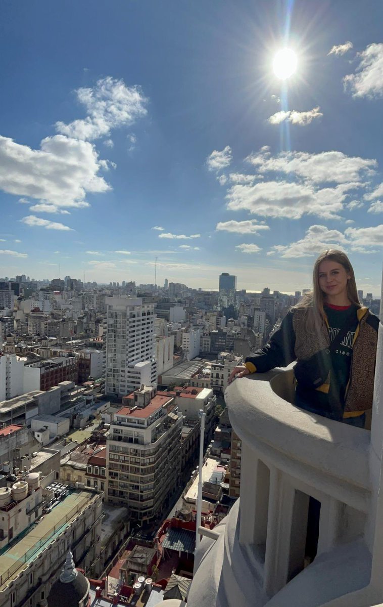 eva_schauer's tweet photo. 4 Monate habe ich in Buenos Aires an der @ucineFUC mein Auslandsstudium verbracht. 🇦🇷 

Ich durfte dort neue berufliche Erfahrungen durch Kurse und Filmdrehs sammeln, bei denen ich in der Press tätig war. Aber v.a. bin ich persönlich dadurch gewachsen!🥹💓

📸 Simon L. CHASSANY https://t.co/YeuvlepV9K