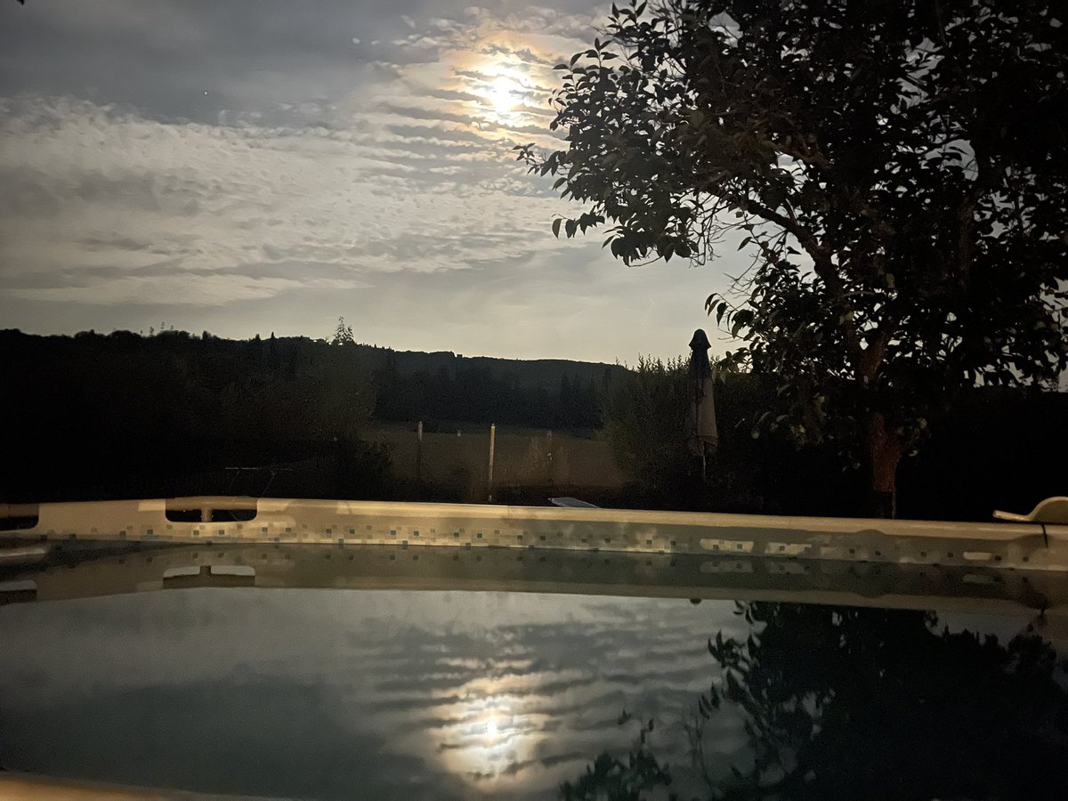 JoseHermens's tweet photo. Volle maan, stasera Luna piena, maar met sluier bewolking boven Castello Montozzi. #blumoon #supermoon #vollemaan https://t.co/ATbfTAYObC