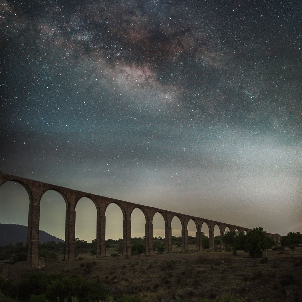 Edgarhv_'s tweet photo. En este #DíaDeLaFotografía 📸, quiero compartirles una imagen que me encantó y que encontré en las redes. A veces, una foto dice más que mil palabras y nos transporta a un momento espacial. #AcueductoDelPadreTembleque #TeQueremosEnNopaltepec https://t.co/KIbbL0wacU