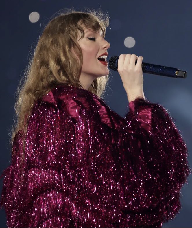 tswifterastour's tweet photo. London Round 7 ✅

#LondonTSTheErasTour, for the final time, are you ...ready for round 8? https://t.co/thTXg2O4E5