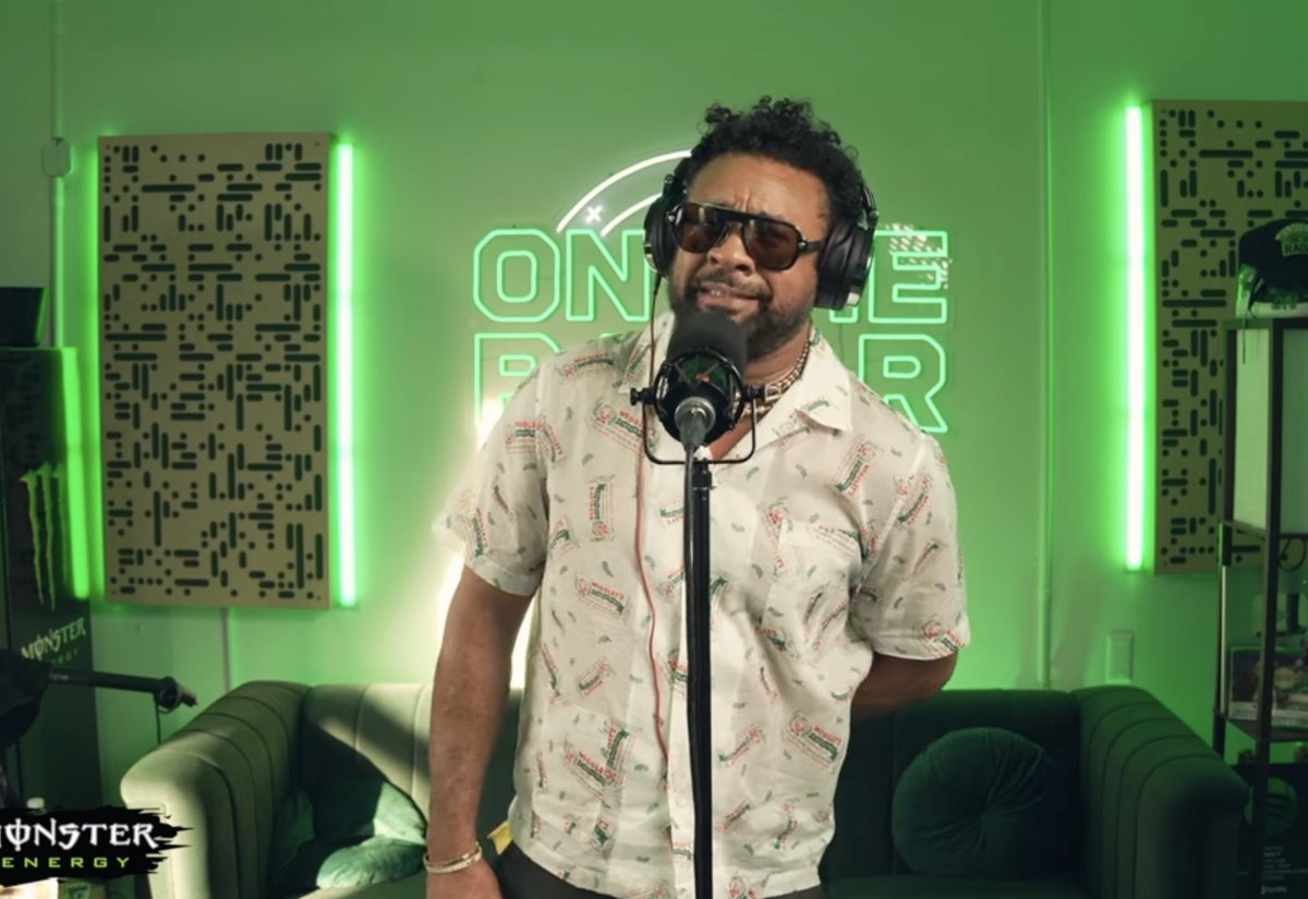 WedgedinM's tweet photo. Shaggy Taps Vintage Dancehall with New “Badman” Riddim – First Singles Drop August 22 - https://t.co/9owMtB73gr  #music #news https://t.co/Mc3sdOo4rP